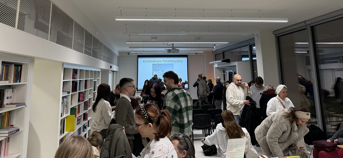 Analiza estetyki i architektury dominacji od panoptykonu Foucaulta po barokowe mechanizmy władzy – materiały z wykładu w Arsenale.webp